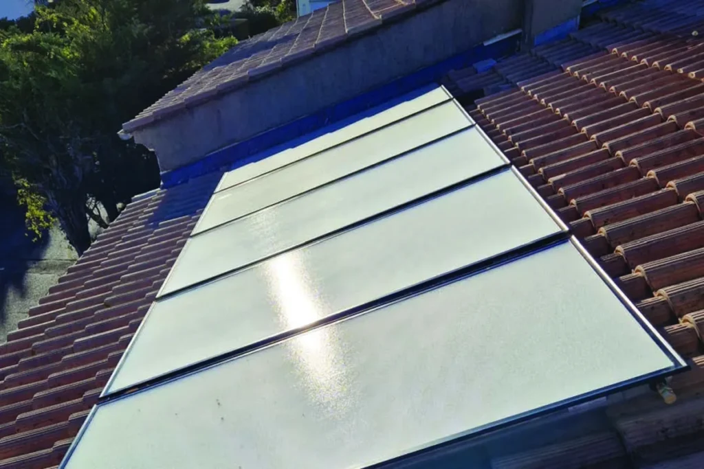 Quatre capteurs solaires thermiques Syrius posés sur un toit en tuiles (système solaire combiné)
