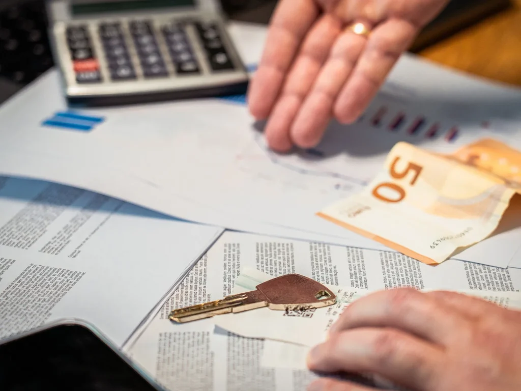 Documents, calculatrice et clé de maison pour le financement du projet